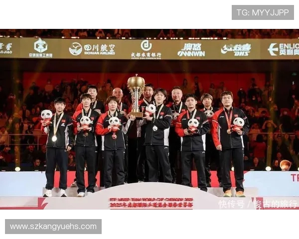 颁奖台冰火两重天:张本智和黑脸弃杯,华裔名将笑捧冠